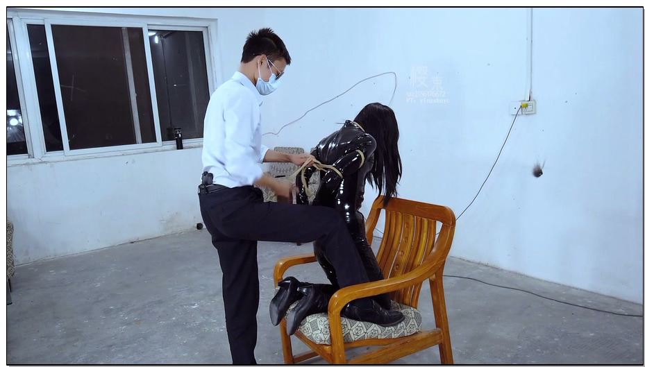 【樱束原创】黑狐传说之黑狐落网 黑狐偷进男主家被抓，男主给她带上特重脚镣手铐、头…