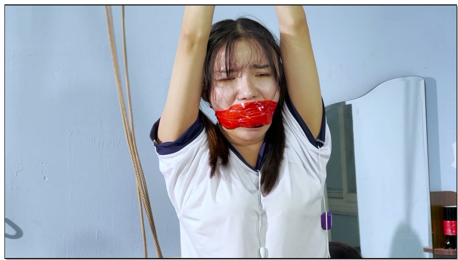 【樱束原创】外卖小哥的意外闯入 雪妮正在和被吊跪着的萝莉小妹妹床上玩着各种刺激游