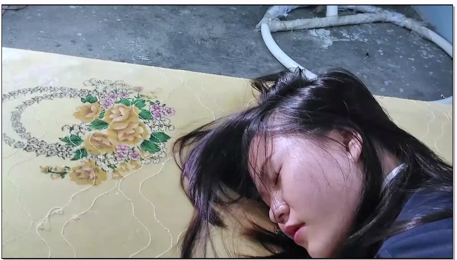 【樱束原创】闺蜜决裂 闺蜜两人决裂雪妮将闺蜜击晕给她穿上单手套上锁拘束并脱下自己…