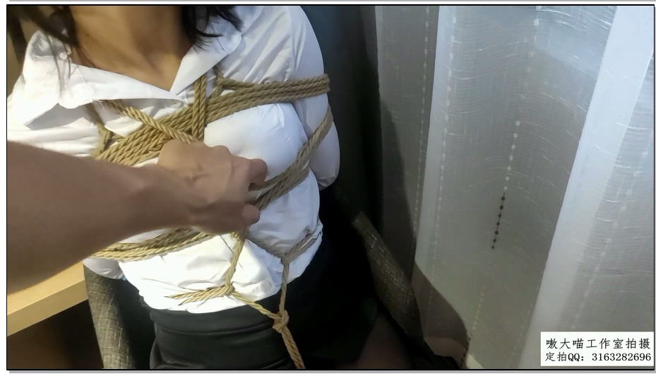 【嗷大喵】憋尿夹腿-小妹妹身穿OL制服黑丝高跟鞋被蒙眼+带口球+龟甲+日式紧缚+股绳绑..