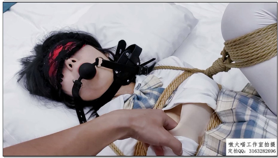 【嗷大喵】二次元少女JK系列 婷妹被日式紧缚+M开腿放置在床上+戴入遥控开启+口塞+后高…
