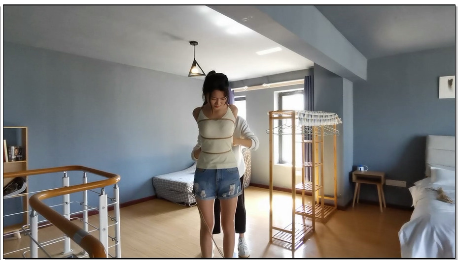 【奥特曼也很酷】把妹子独自绑在阁楼里，跑出去拿外卖