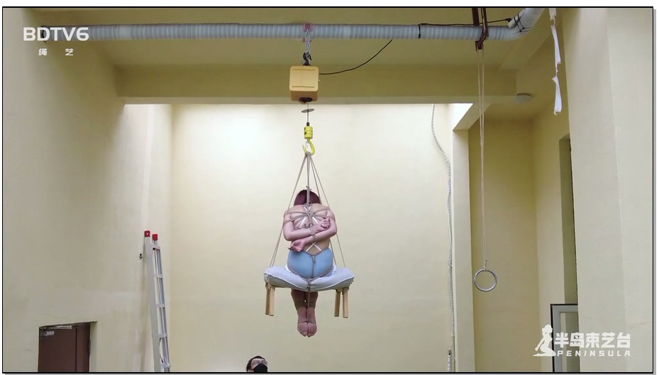 【半岛束艺】秋千4米吓哭雪碧